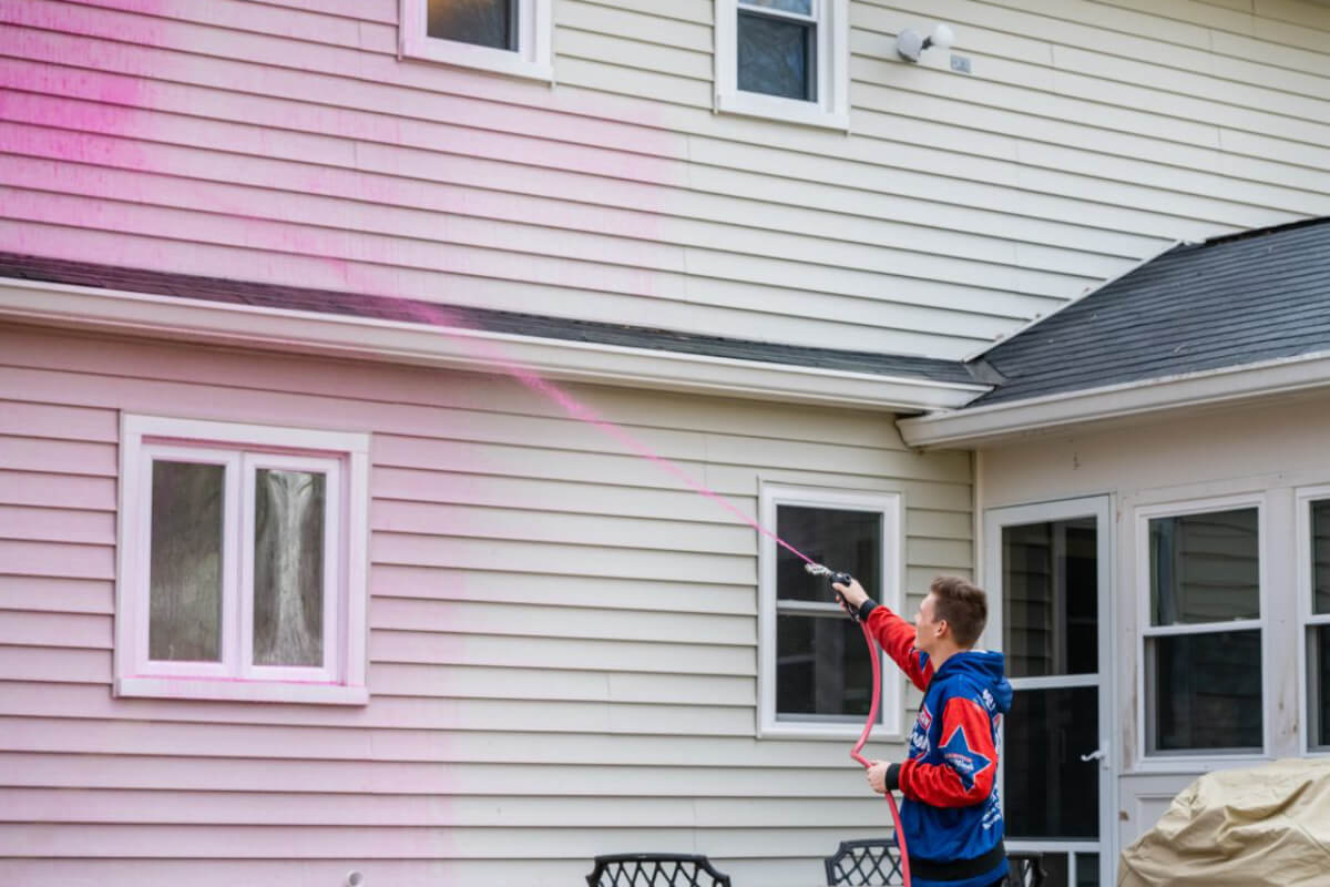 expert house washer cleaning house front in loveland oh